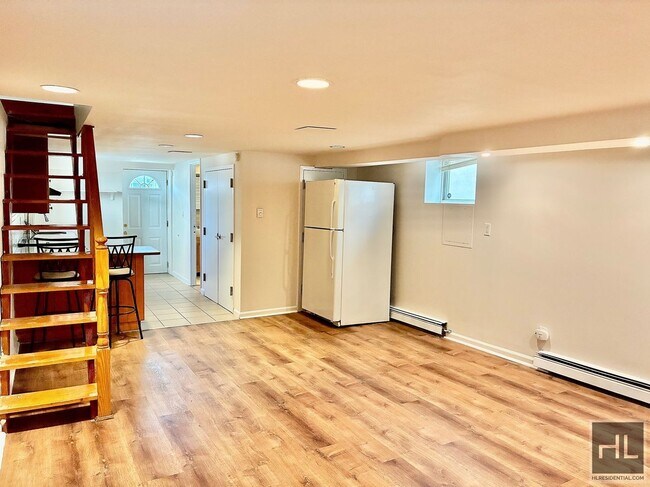 Foto del edificio - Large 2.5 bed 2 bath duplex with in unit W/D, Private Yard, Shed & Parking Available for an addit...