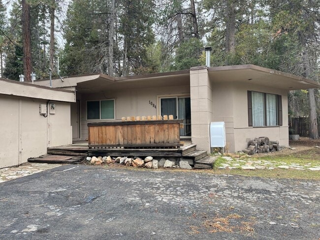Building Photo - 3 Bedroom 2 Bath Home