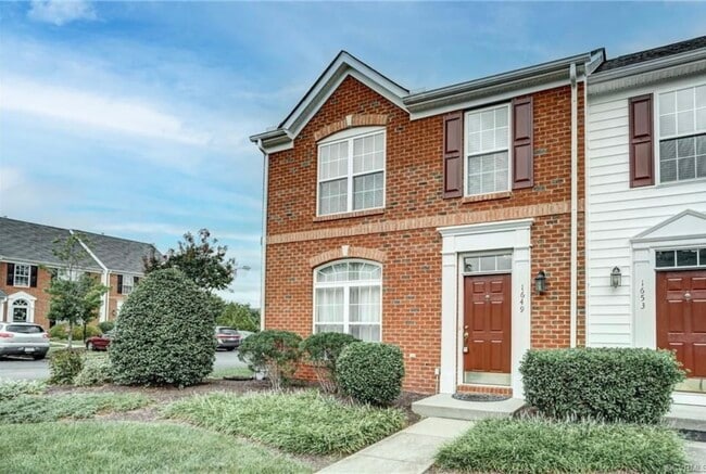 End unit with great extended backyard - 1649 New Haven Pl
