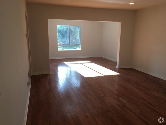 Building Photo - 16806 Mooncrest Dr