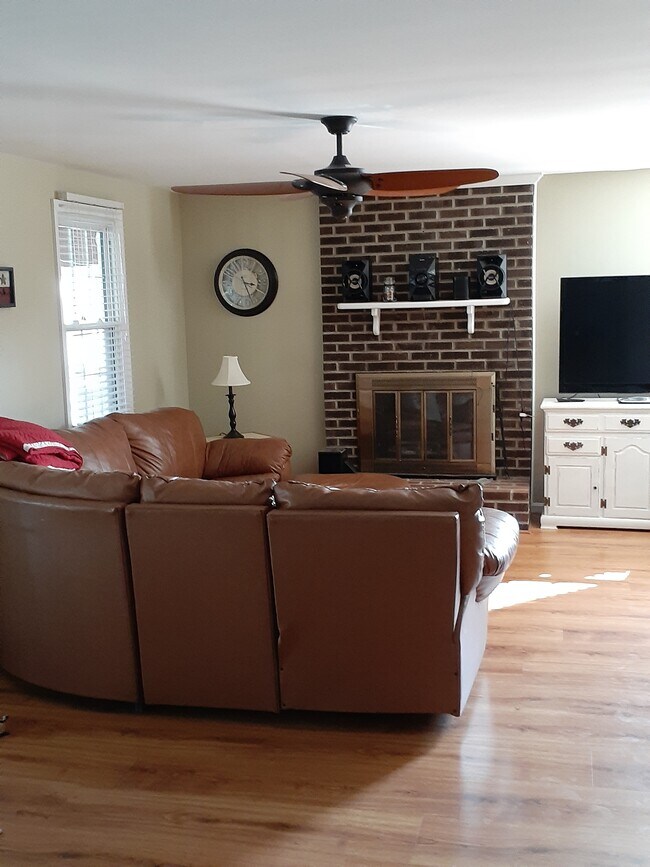 Den - 15200 Bicentennial Ct