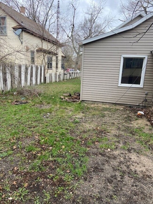 Building Photo - 1 Bed 1 Bath Duplex - 1515 Pine St Muskegon