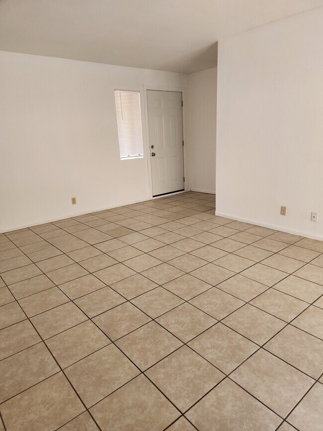 Living Room & Front Door - 28323 Hillfield Ln
