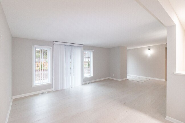 Building Photo - Gorgeous fully updated 3 bed 3 bath near K...