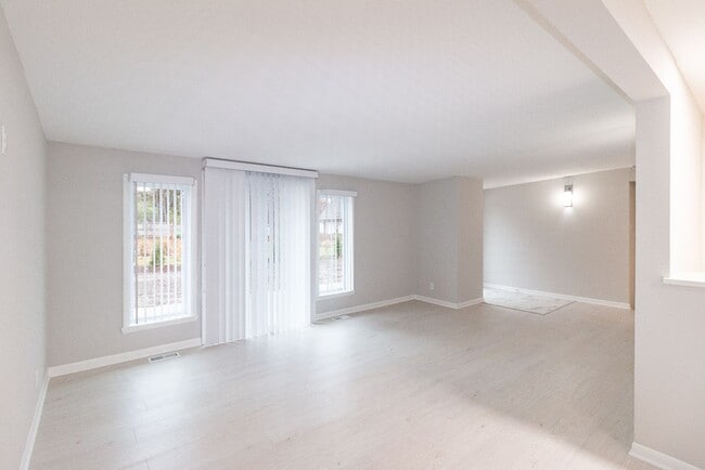 Building Photo - Gorgeous fully updated 3 bed 3 bath near KU Campus!