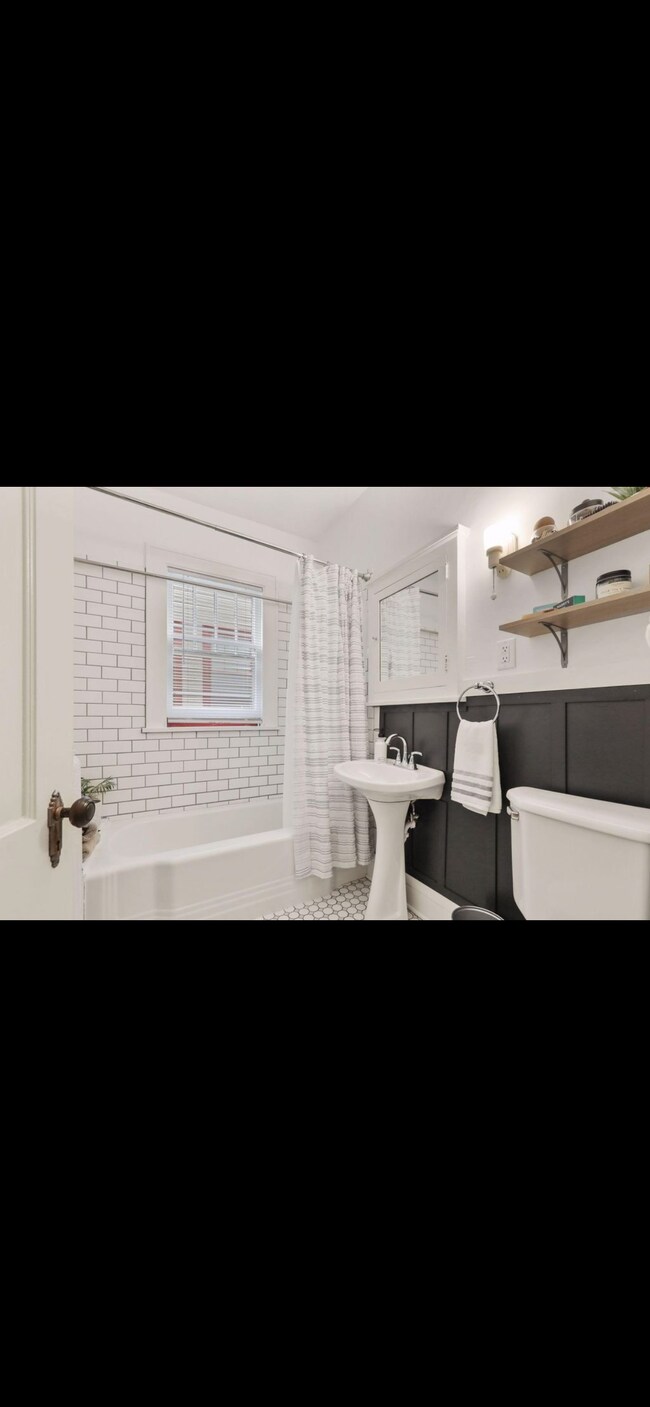 Bathroom - 138 Cecil St SE