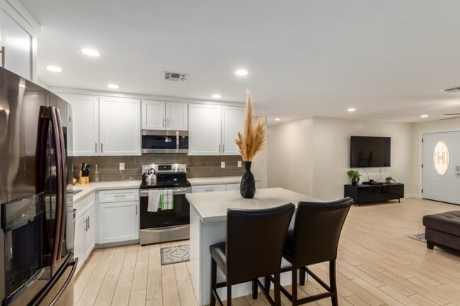 Foto del edificio - 1346 E 8th St