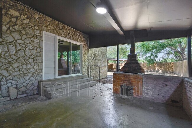 Building Photo - 2215 Hays St