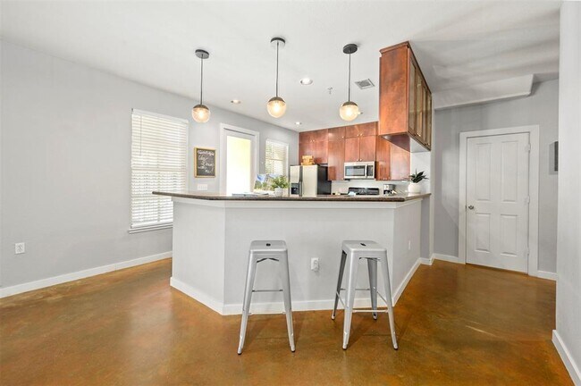 Building Photo - 2216 Chenevert St