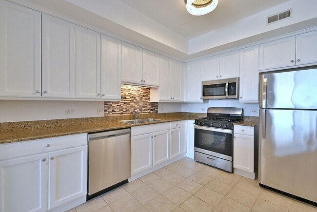 Foto del edificio - Bright & Spacious Condo in Great Location!