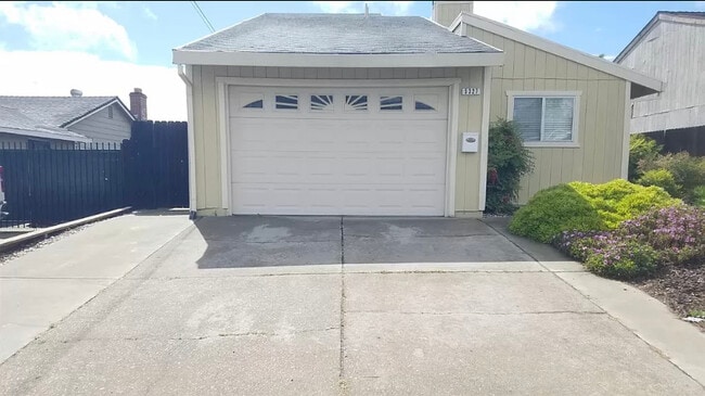 Building Photo - 5327 Hillsdale Blvd