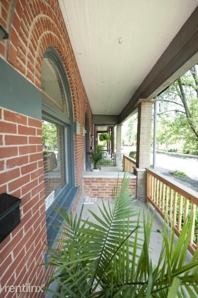 Foto del edificio - 2 br, 2.5 bath Townhome - 305 E Sycamore St