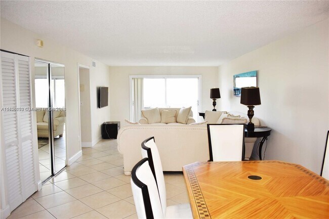 Foto del edificio - 18001 N Bay Rd