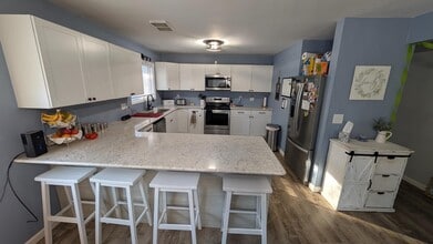 Building Photo - 1720 Brookmede Dr