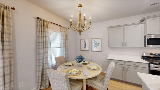 Cafetería. Aventurarse entre servir comidas calientes directamente de la estufa y comerlas en la mesa del comedor. - 15580 Ruthie Lynn Dr