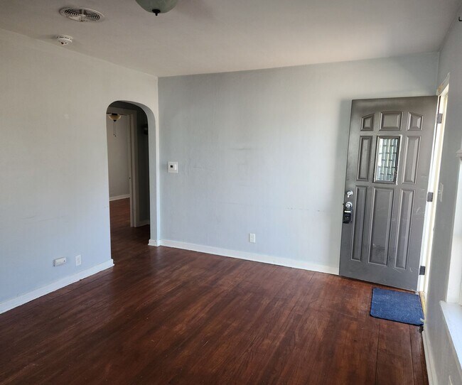 Building Photo - Beautiful 2 Bedroom 1 Bath