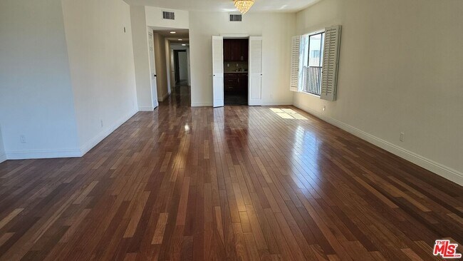 Foto del edificio - 10620 Eastborne Ave