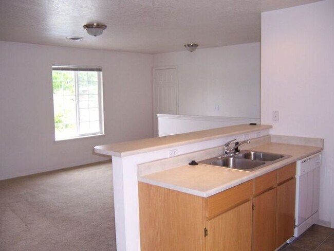 Building Photo - Pleasant duplex close to Greenbelt & State St