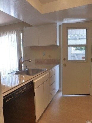 Foto del edificio - Updated Condo in Centrally located Napa Complex