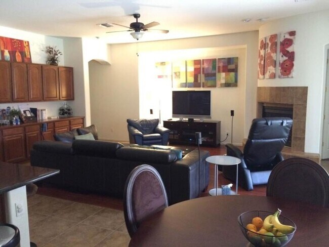 Foto del edificio - Gorgeous Large 5 Bedroom single level home with 3 car garage in North Phoenix with SOLAR ++Norter...
