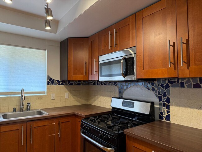 Building Photo - 1785 Halterman Ave
