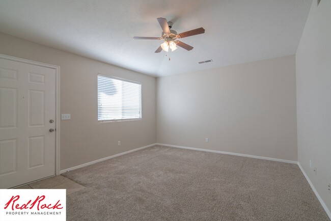 Foto del edificio - Upgraded 3 Bedroom Single Level End unit!