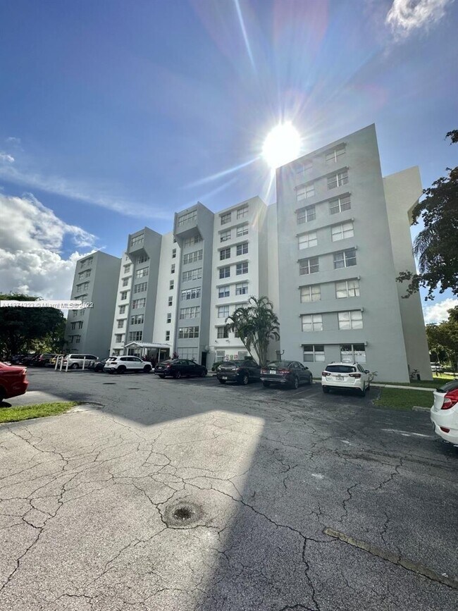 Building Photo - 9143 SW 77th Ave