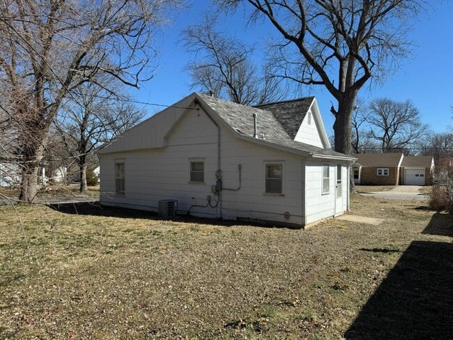 Building Photo - 1131 N Cedar St