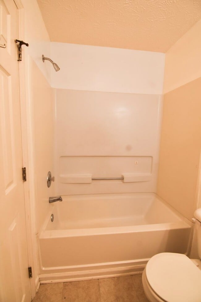 Building Photo - Coming Soon! 2 Bedroom 2 Bathroom Apartmen...