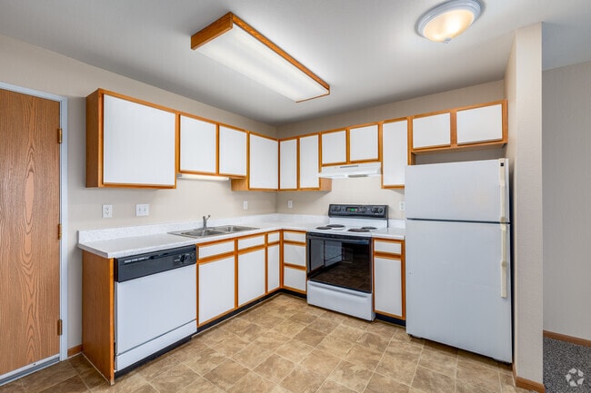A1 1BR, 1BA - 600SF - Kitchen & Dining Room - Wyndam Place