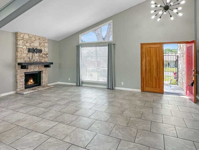 Foto del edificio - Charming 4-Bedroom with Modern Upgrades in Prime Location