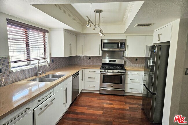 Foto del edificio - 13243 Vanowen St