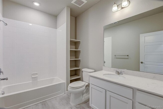 Foto del edificio - 460 E Fremont Pl