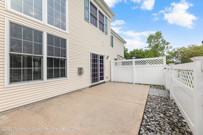 Foto del edificio - 124 Deepwater Cir