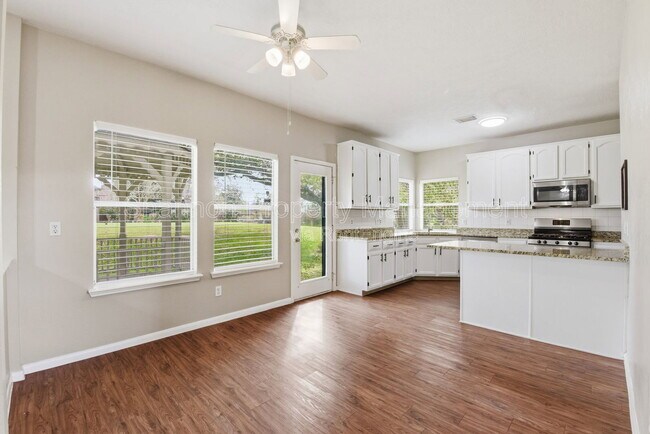 Foto del edificio - 3327 Shady Glen Ln