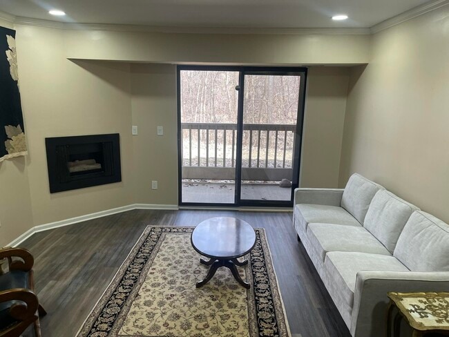 Building Photo - 3005 Fernwood Ave