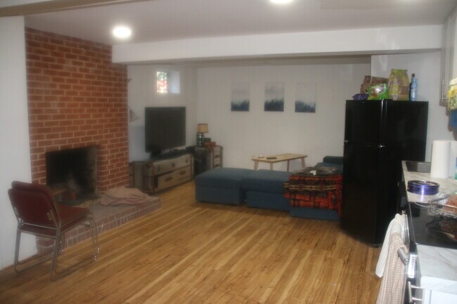 Otra vista de la sala de estar - 11116 Orleans Way