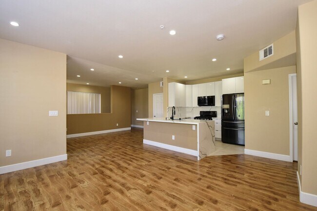 Foto del edificio - SPECIOUS 2 BED 2 BATH CONDO WITH ATTACHED ...