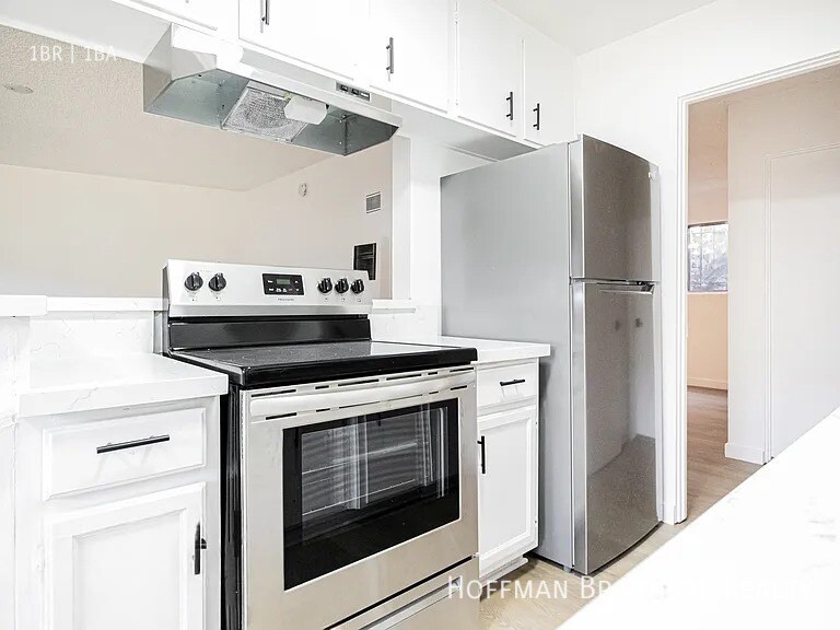 Primary Photo - 211 S Ave 57