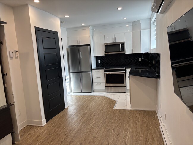 Building Photo - 4820 De La Côte-Sainte-Catherine