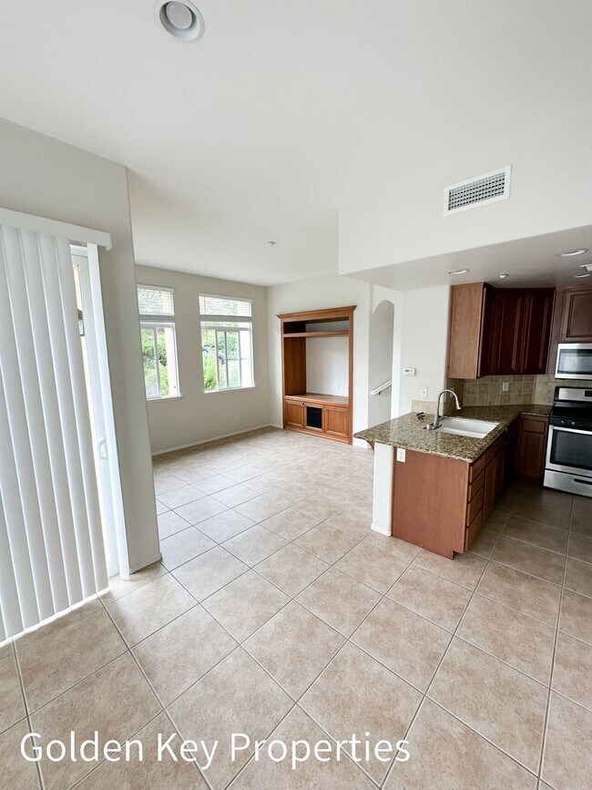 Foto del edificio - Beautiful, highly desirable end-unit in Co...