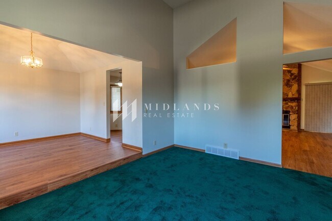 Building Photo - Updated Two Springs Split Entry