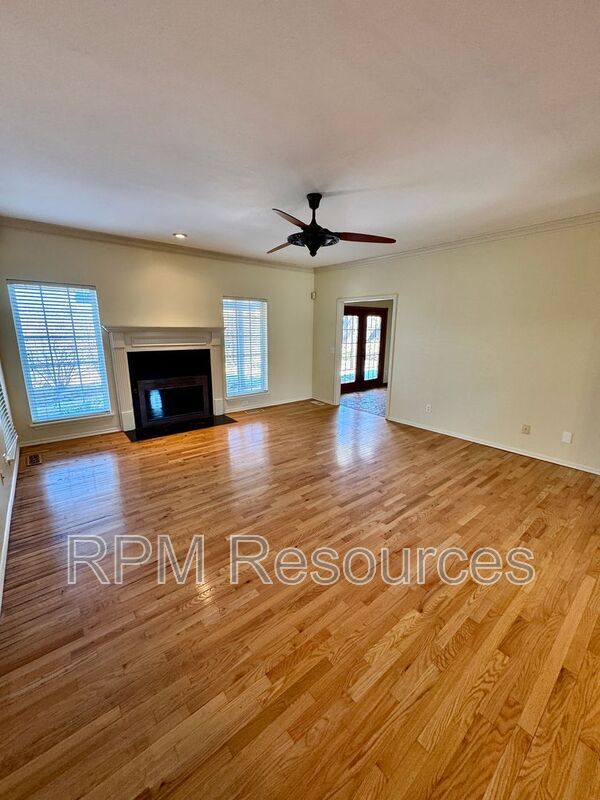 Building Photo - 6213 N Woodcreek Ct