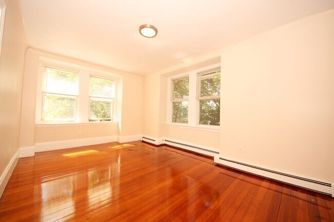 Foto del edificio - 4 BED/2 BATH RIGHT IN ALLSTON VILLAGE