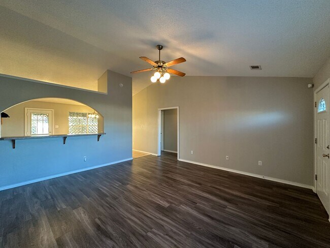 Foto del edificio - Gorgeously Updated 3 Bed 2 Bath 2 Car Garage