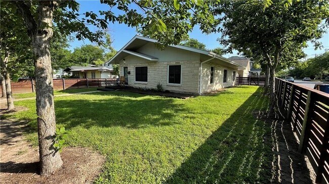 Building Photo - 1800 Richcreek Rd