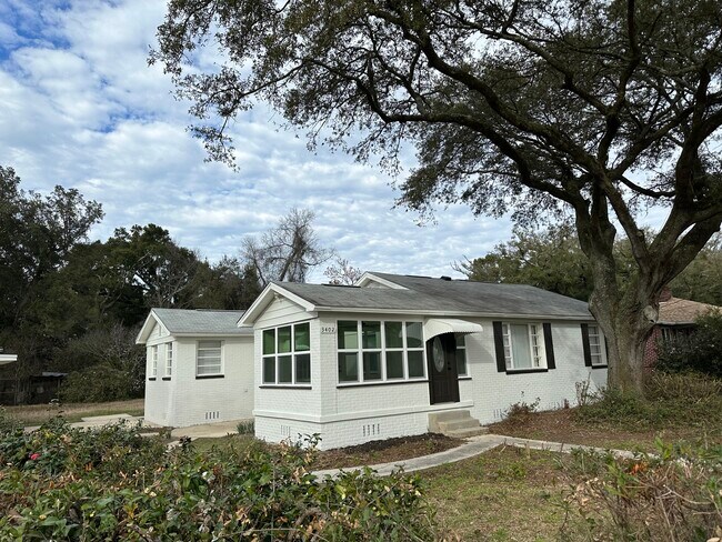 Front - 3402 W Lee St