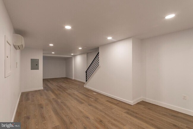 Building Photo - 615 S 55th St