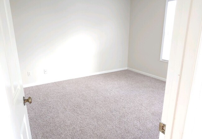 Building Photo - 3 Bedroom 2 Bath Condo