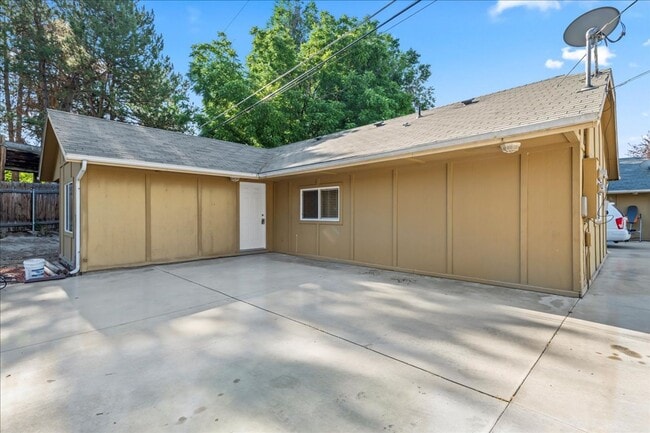Building Photo - 3 Bedroom 2 Bathroom Near Whitewater Park